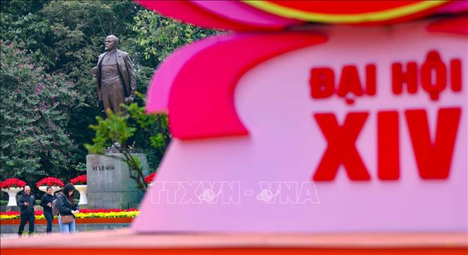 Tượng đài Lê Nin bên dòng chữ Đại hội XIV. Ảnh: Thanh Tùng - TTXVN